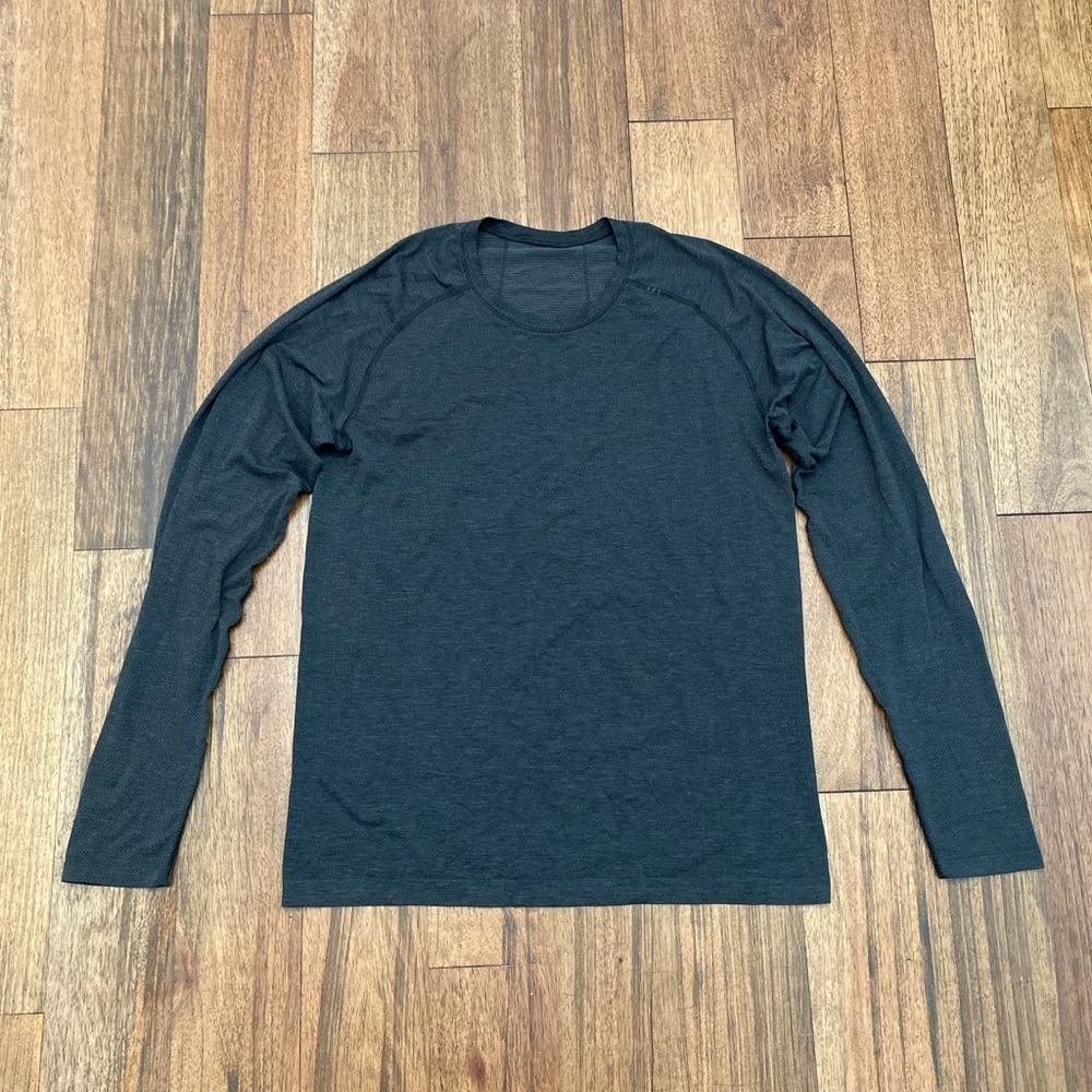 Lululemon men's gray long sleeve workout shirt - Large